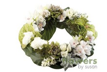 Contemporary wreath in whites